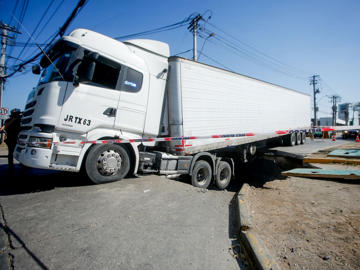 Camión queda colgando tras socavón en Renca: cámaras captaron el momento del colapso