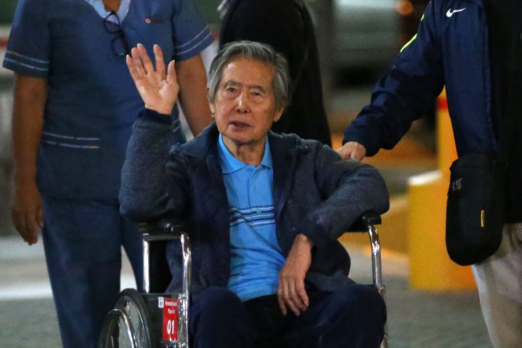 Fujimori saluda al salir de una clínica privada de Lima en 2018