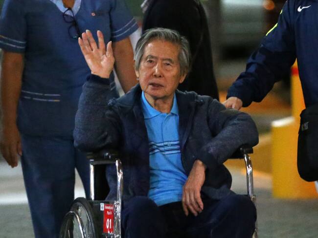 Fujimori saluda al salir de una clínica privada de Lima en 2018