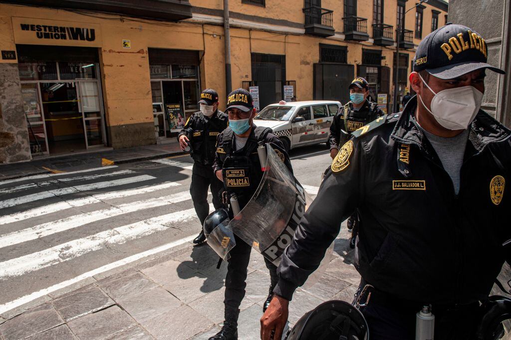 Policías peruanos realizan un operativo en las calles de la ciudad de Lima
