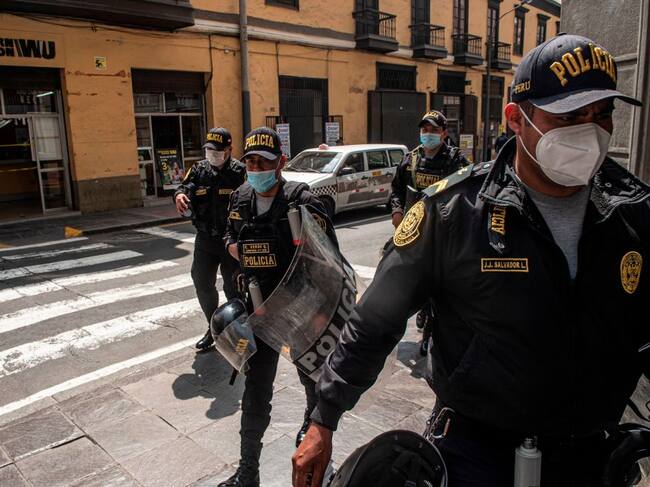 Policías peruanos realizan un operativo en las calles de la ciudad de Lima
