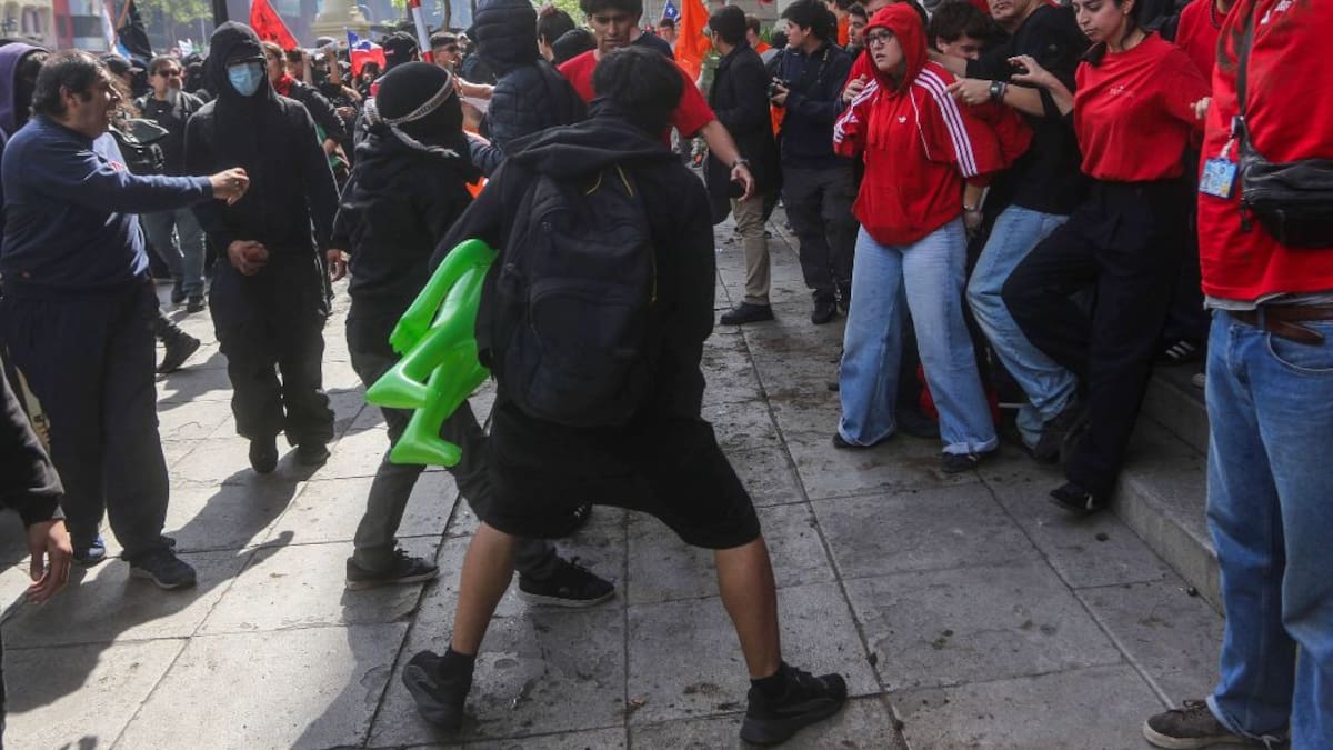 “La violencia de la izquierda”: grupo gremialista de la UC denuncia ataque durante marcha estudiantil