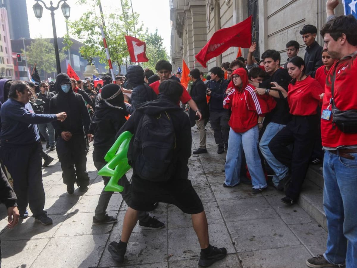 “La violencia de la izquierda”: grupo gremialista de la UC denuncia ataque durante marcha estudiantil