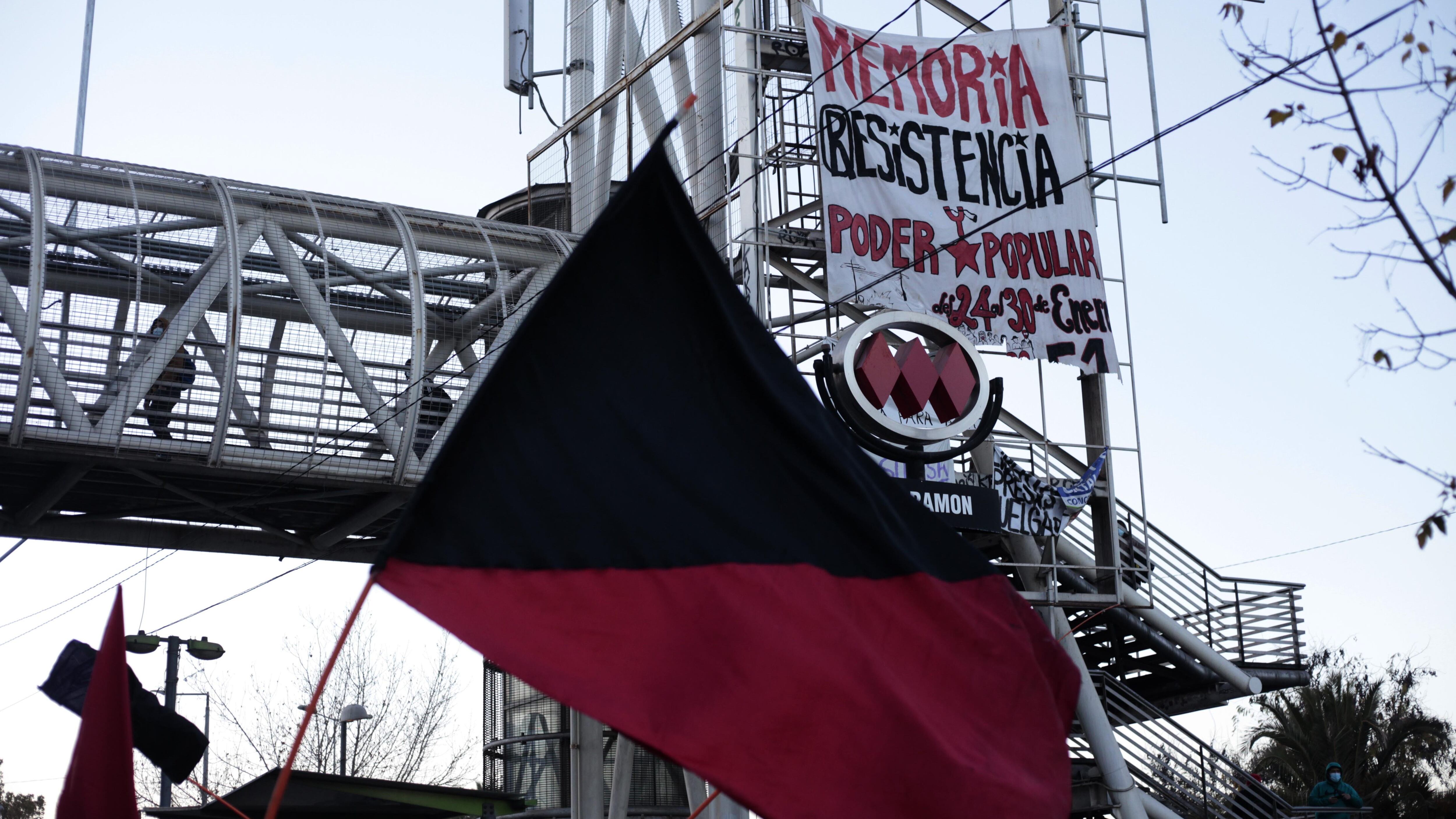 26 de Abril de 2021/SANTIAGODurante la manifestación de un grupo de pobladoras de La Bandera afuera del metro San Ramon, por una renta básica universal y un plan habitacional de emergencia.
FOTO: MAURICIO MENDEZ/AGENCIAUNO