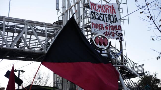 26 de Abril de 2021/SANTIAGODurante la manifestación de un grupo de pobladoras de La Bandera afuera del metro San Ramon, por una renta básica universal y un plan habitacional de emergencia.
FOTO: MAURICIO MENDEZ/AGENCIAUNO