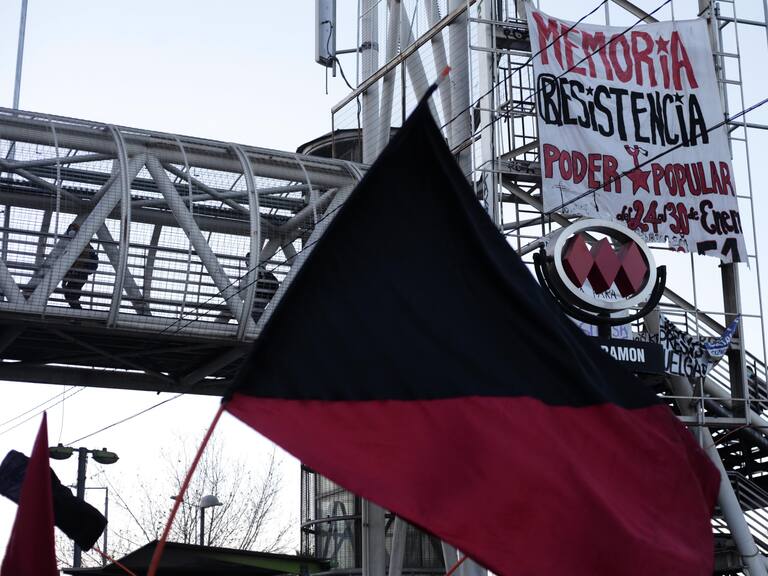 26 de Abril de 2021/SANTIAGODurante la manifestación de un grupo de pobladoras de La Bandera afuera del metro San Ramon, por una renta básica universal y un plan habitacional de emergencia.
FOTO: MAURICIO MENDEZ/AGENCIAUNO