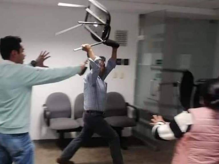 Alcalde mexicano lanza sillas y golpea a ciudadanos en plena rendición de cuentas