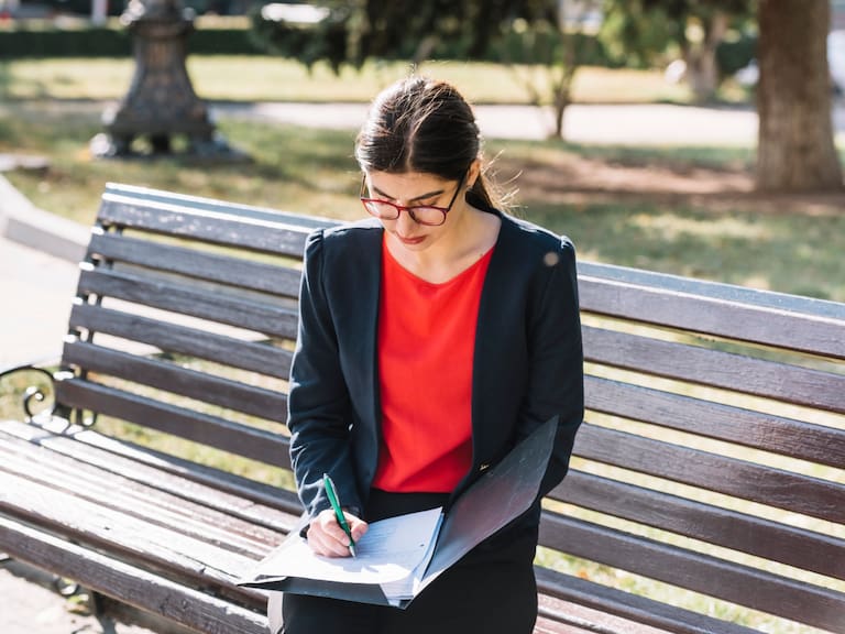 Participan más de 30 empresas: cuándo es la feria laboral para mujeres que organiza Santiago