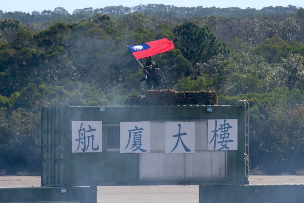 Un soldado enarbola la bandera de Taiwán en Hsinchu