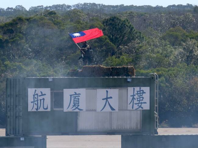 Un soldado enarbola la bandera de Taiwán en Hsinchu