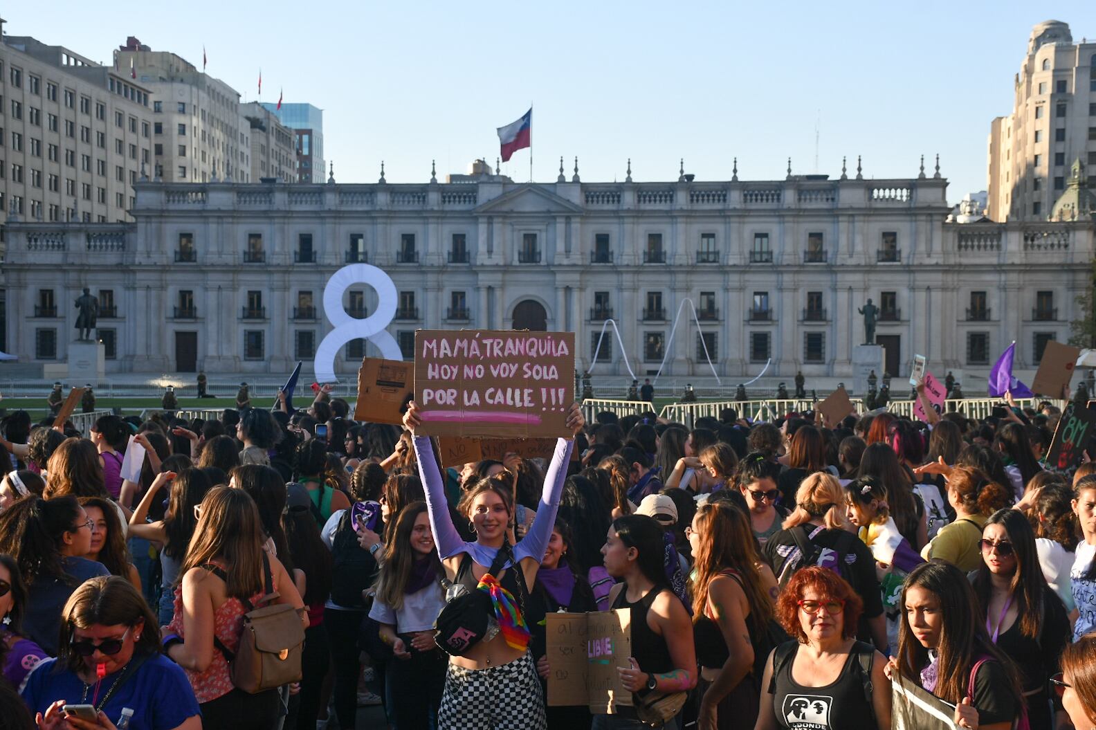 08 de Marzo 2023 / SANTIAGO
Cientos de mujeres se manifiestan en una nueva conmemoración del Dia Internacional de la Mujer.
VICTOR HUENANTE / AGENCIAUNO