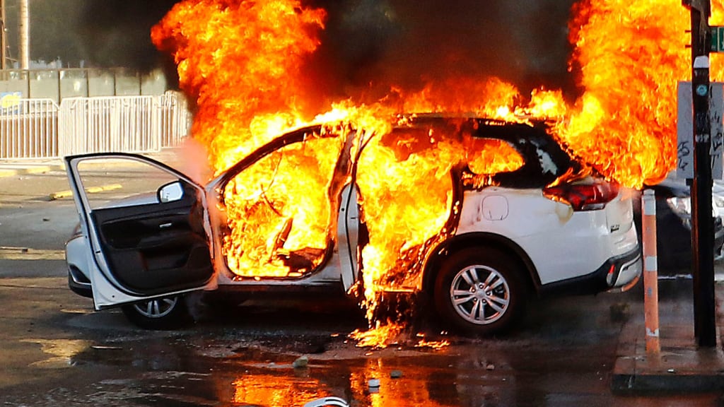 Auto incendiado.