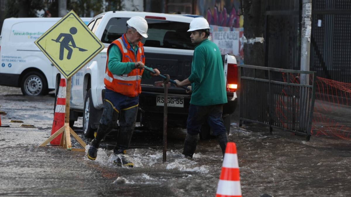 Rotura de matriz en Recoleta: Aguas Andinas anuncia corte de agua y Superintendencia calcula en 60 mil los clientes afectados