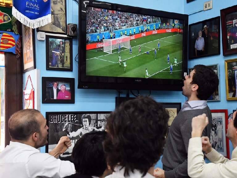 «Te pago el psicólogo”: padre se hace viral por negarse a ir a la graduación de su hija porque jugaba Argentina