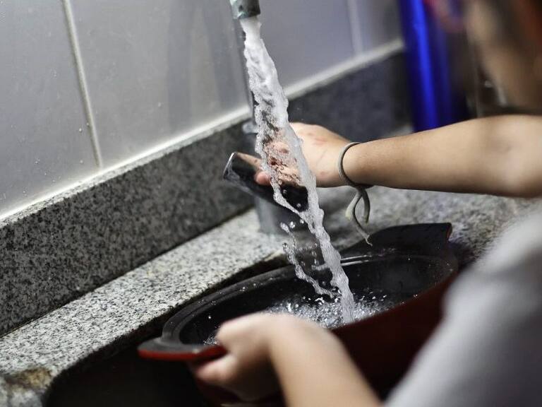 Corte de agua en Santiago: revisa cuándo y en qué comunas se suspenderá el suministro