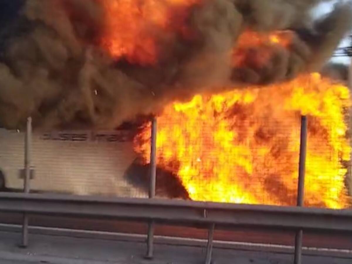 Bus interprovincial se incendia en la Ruta 68: tránsito hacia Santiago permanece cortado
