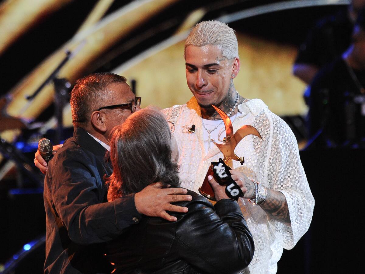 ¡Emocionó a todos! El tierno momento en que los padres de Young Cister le entregan la Gaviota de Oro en Viña 2024