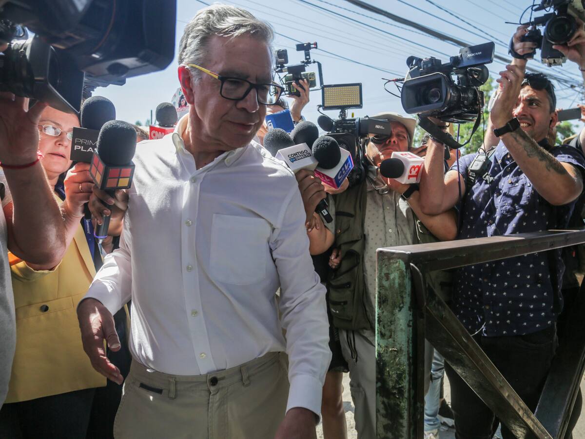 Tras enrolarse en la cárcel: Joaquín Lavín Infante visita a Cathy Barriga acompañando a su hijo