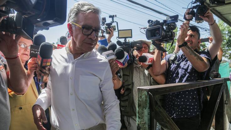 Joaquín Lavín Infante visita a Cathy Barriga acompañado a su hijo