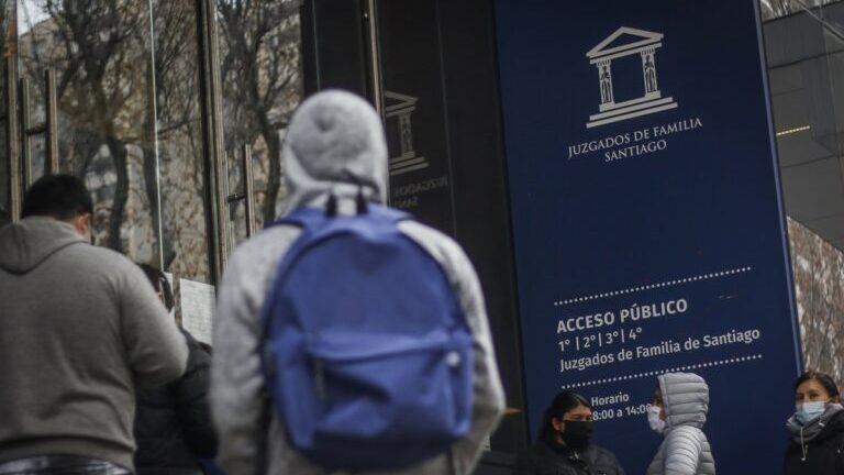 27 de julio del 2020/SANTIAGOUn hombre con mochila a fuera del Juzgado de Familia, en la comuna de Santiago, donde se realiza el trámite de la retención del 10% por concepto de pensión alimenticia.
FOTO: SEBASTIAN BELTRAN GAETE/AGENCIAUNO