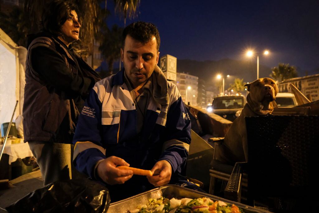 Voluntarios en Hatay cocinan juntos a sus carpas en Turquía