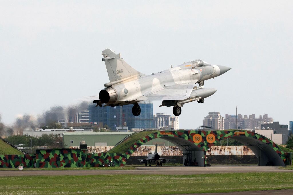 Avión de combate de Taiwán despega