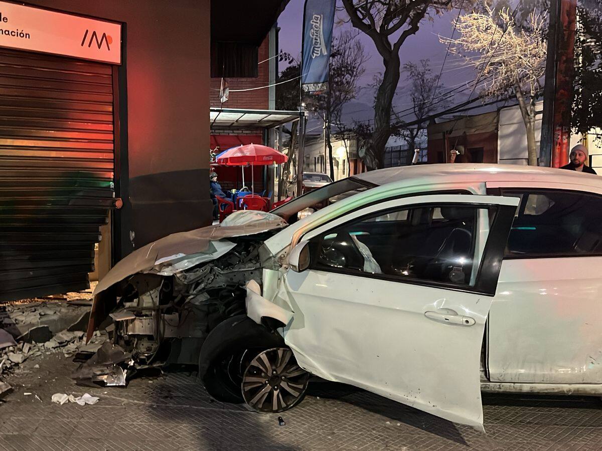 Conductor de aplicación choca contra local comercial en Santiago: habría sido víctima de robo