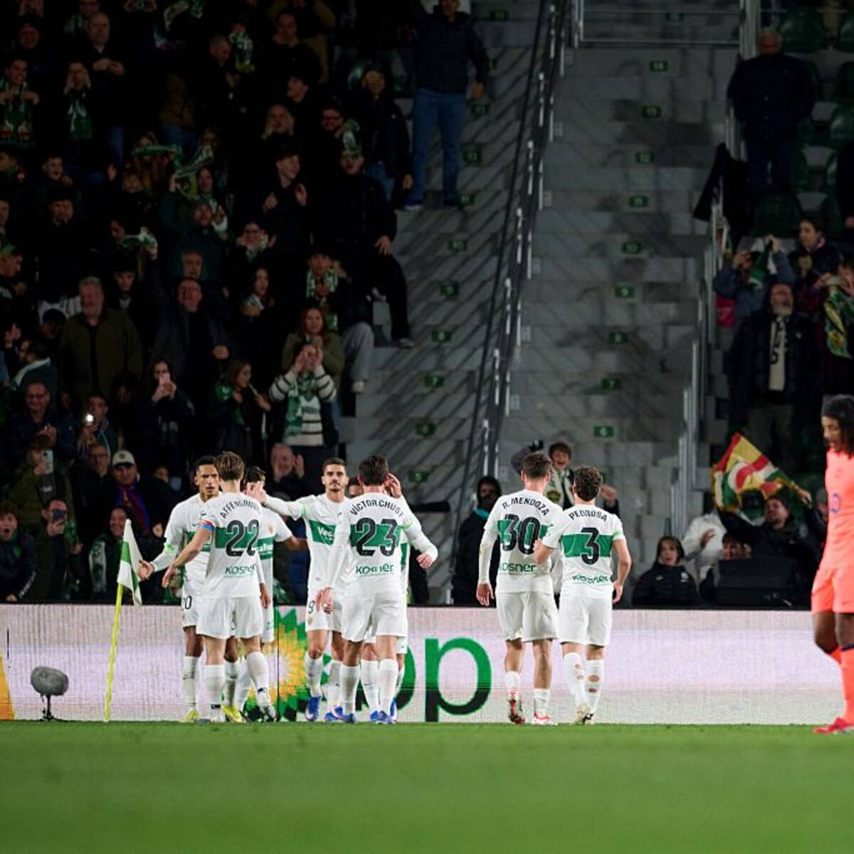 “Nos vas a dar mucho...”: Elche festejó el debut oficial de Lucas Cepeda ante el FC Barcelona