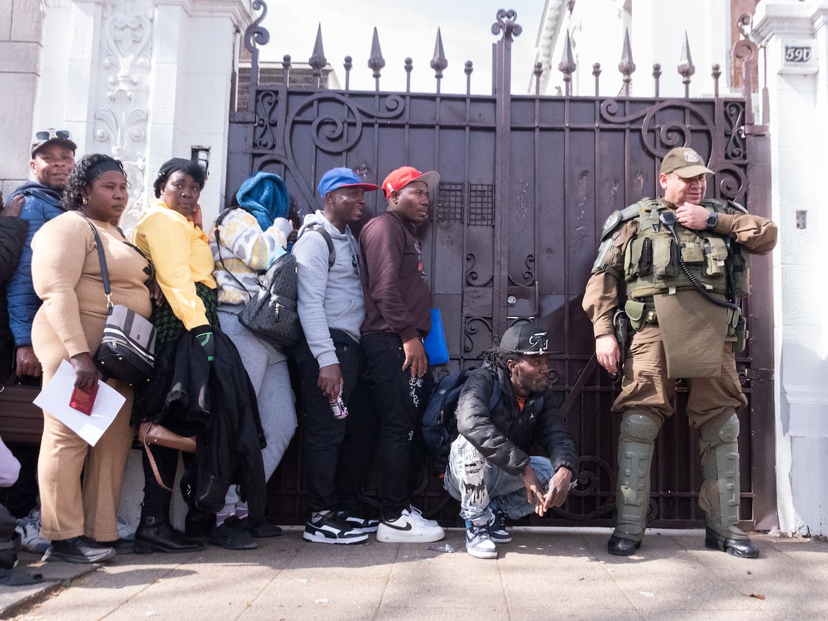 Protesta de ciudadanos haitianos frente a Consulado de Haití en Santiago termina con incidentes y detenidos