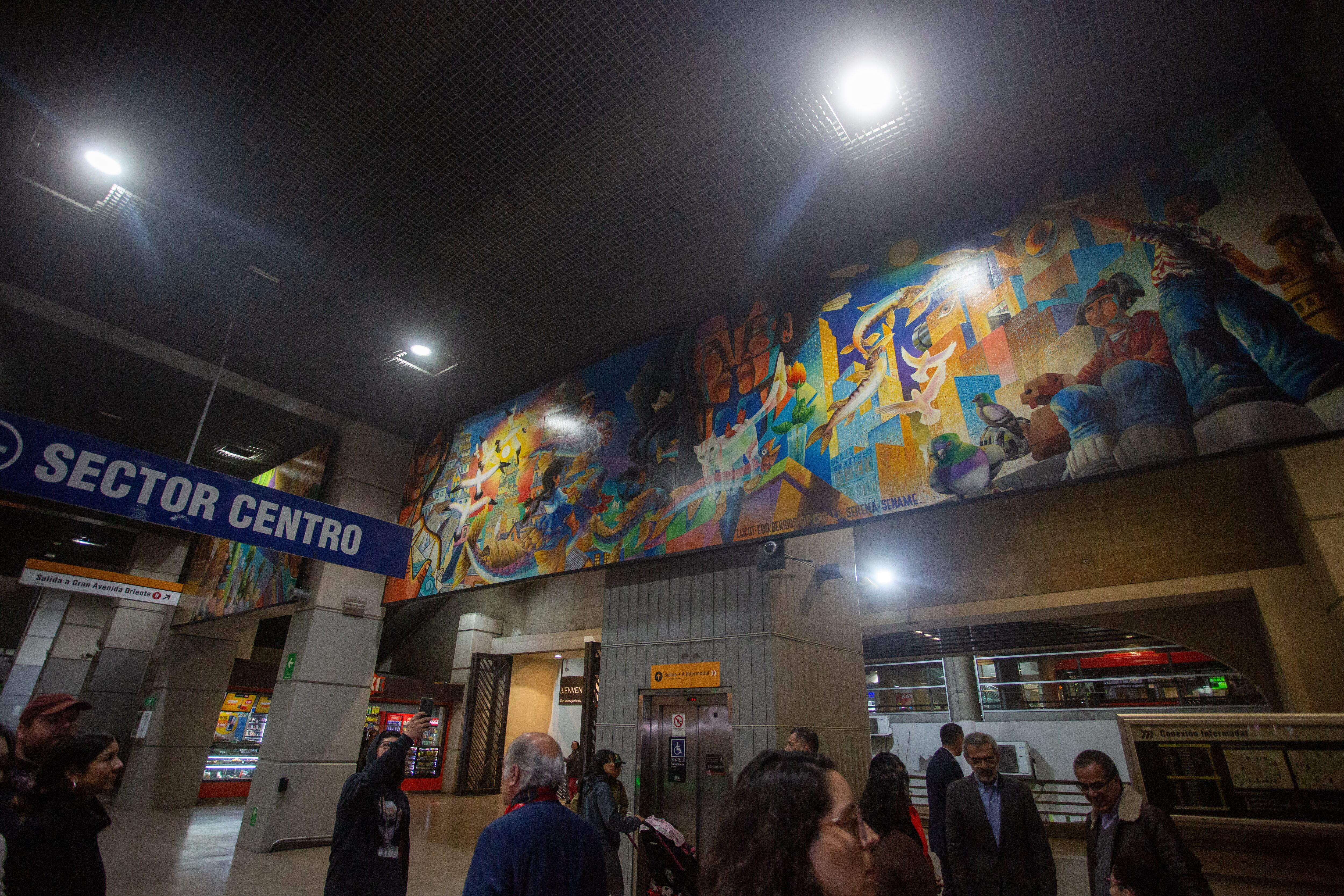 07 DE SEPTIEMBRE 2024 / LA CISTERNA
El ministro de Justicia, Luis Cordero, junto al ministro de Transportes, Juan Carlos Muñoz, y el presidente del Directorio de Metro, Guillermo Muñoz, inaugura en la Estación Intermodal de La Cisterna el mural “Sueños Tutelares” realizado por adolescentes y jóvenes del Sename que están en proceso de reinserción social juvenil.
FOTO: LUKAS SOLIS / AGENCIAUNO
