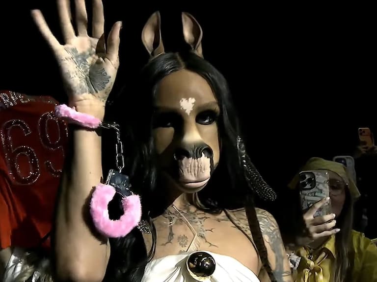 El esperado momento: Sabrina Carpenter “arresta” a HorsegiirL en Lollapalooza Chile 2026