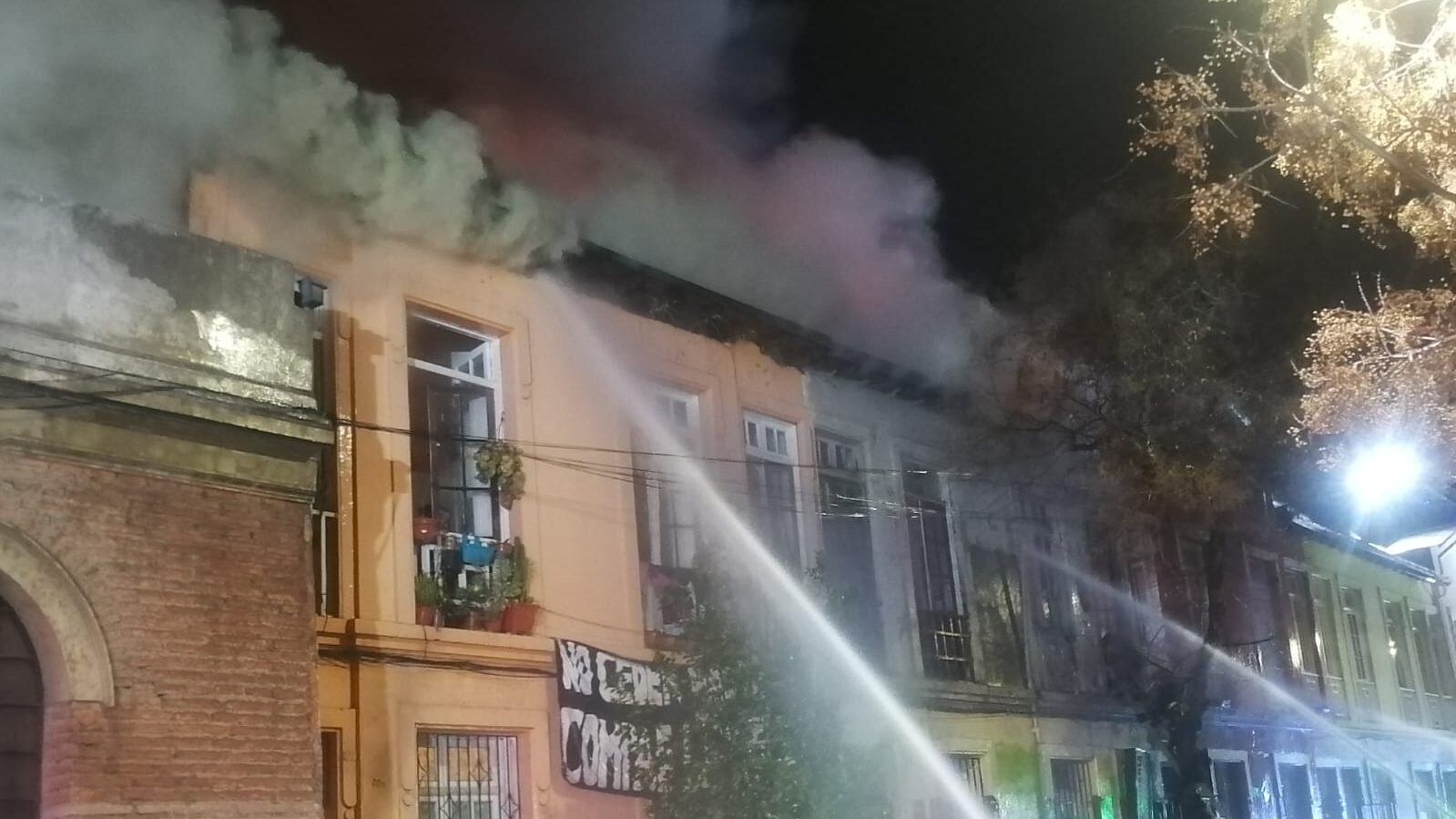 Incendio en Santiago centro moviliza a 30 carros de bomberos