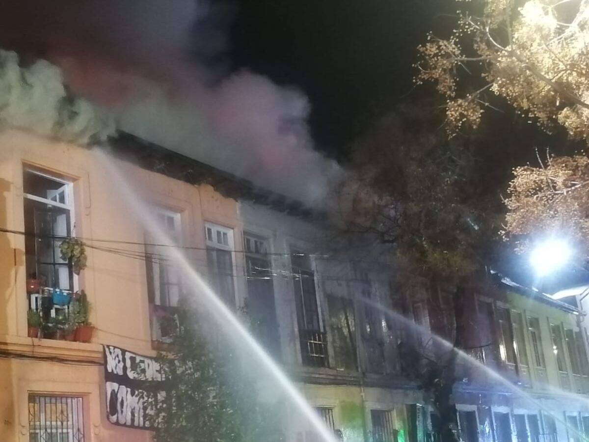 Barrio Yungay: incendio en el centro de Santiago moviliza a 200 voluntarios de bomberos
