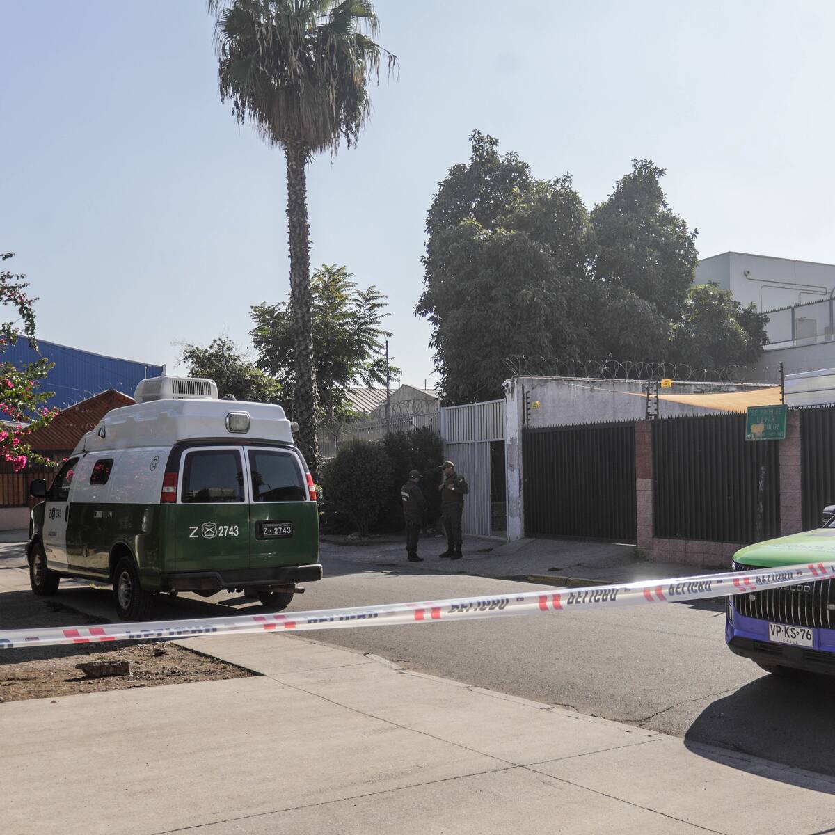 Delincuentes armados y con overoles blancos intentan robar banco en Conchalí: huyeron y quemaron auto en Lo Espejo