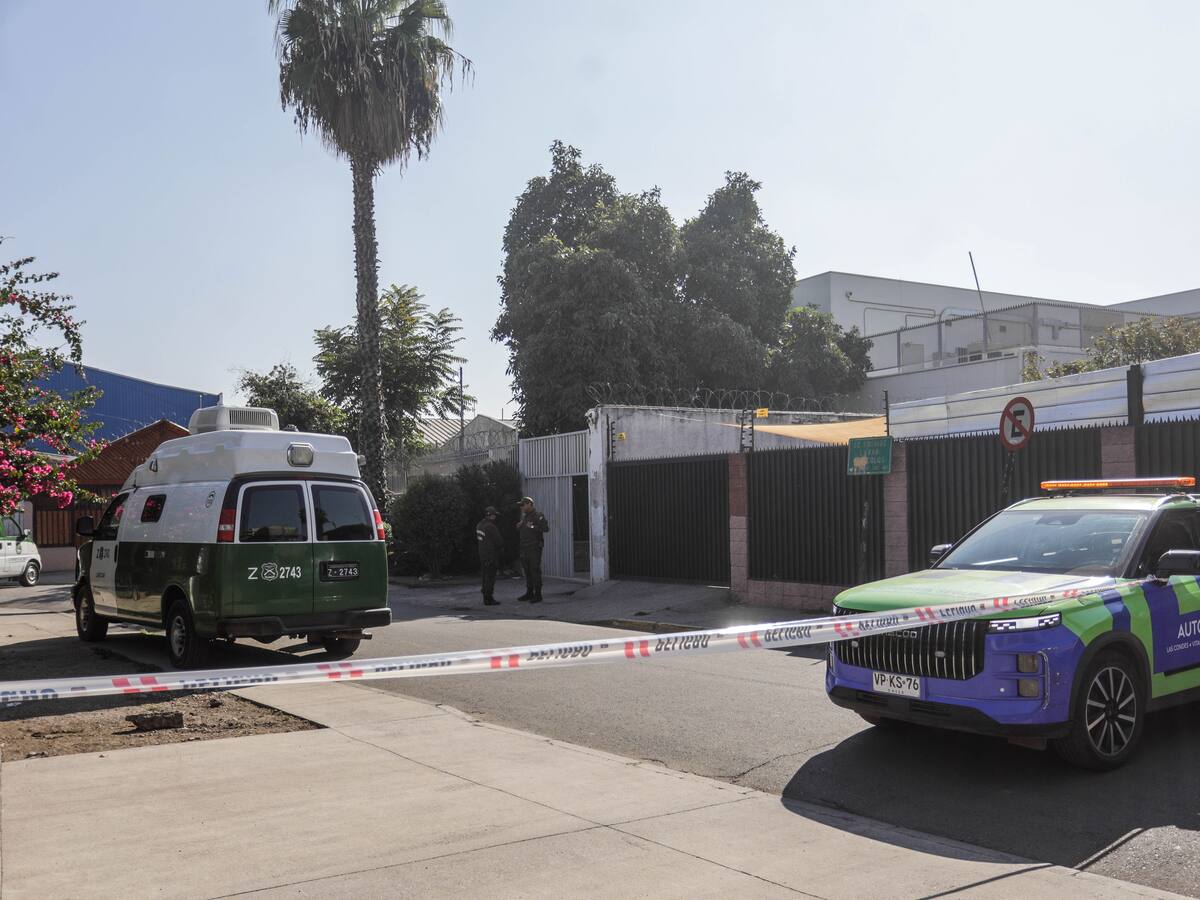 Delincuentes armados y con overoles blancos intentan robar banco en Conchalí: huyeron y quemaron auto en Lo Espejo