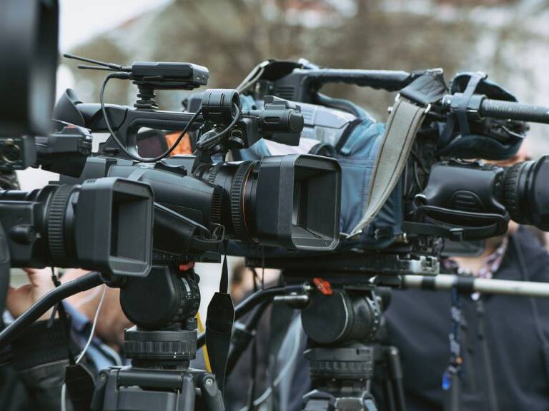 Directores de Hollywood alcanzan un acuerdo histórico con los estudios en medio de la huelga de guionistas