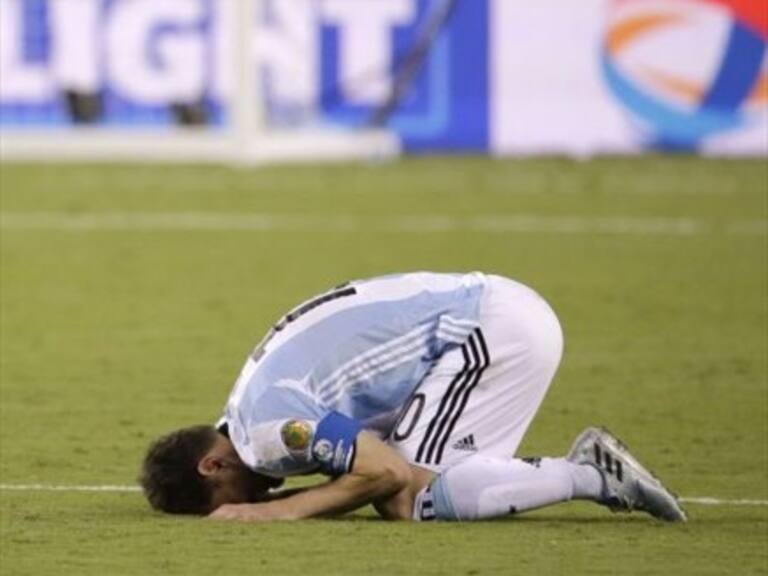 El notable meme que funde a Carlos Caszely con Lionel Messi