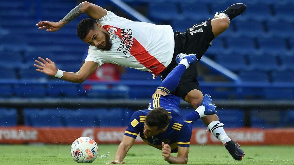 River Plate's Chilean Paulo Diaz (top) fouls Boca Juniors' Nicolas Capaldo during their Argentine Professional Football League Superclasico match at La Bombonera stadium in Buenos Aires on March 14, 2021. (Photo by Marcelo ENDELLI / POOL / AFP) (Photo by MARCELO ENDELLI/POOL/AFP via Getty Images)
