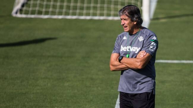 SEVILLA, SPAIN - SEPTEMBER 23: Manuel Pellegrini, head coach, looks on during the Real Betis Balompie training session at the Luis del Sol Sports City on September 23, 2020 in Sevilla, Spain. (Photo by Joaquin Corchero / AFP7 / Getty Images)