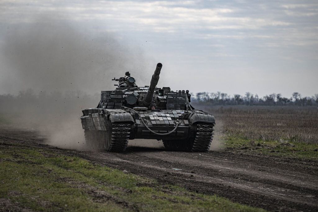 Tanque de las fuerzas armadas de Ucrania avanza por la región de Jersón