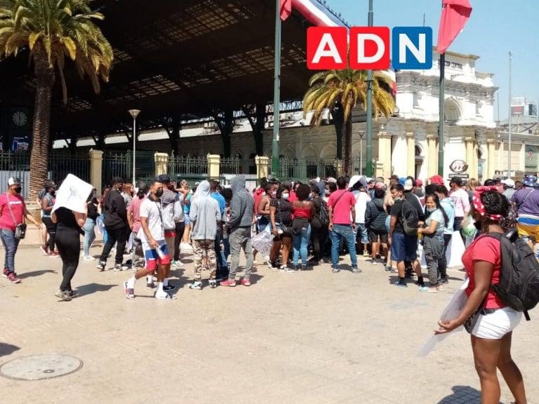 «Por la razón o la fuerza»: Comerciantes ambulantes protestan en Estación Central exigiendo que se les permita vender en el lugar