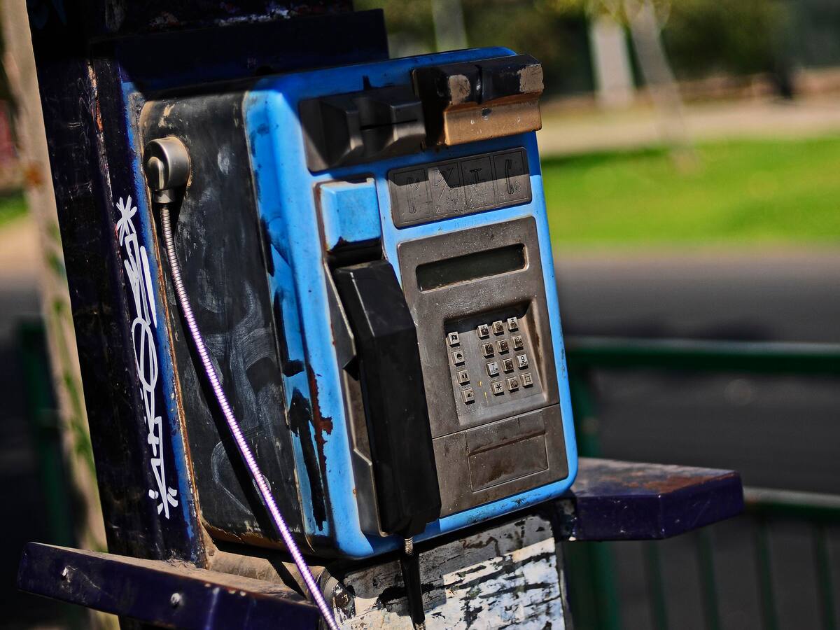 Empresa de comunicaciones retira todos los teléfonos públicos del país: solo dejará una cabina en el norte