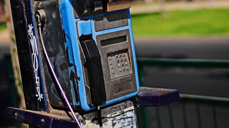Empresa de comunicaciones retira todos los teléfonos públicos del país: solo dejará una cabina en el norte