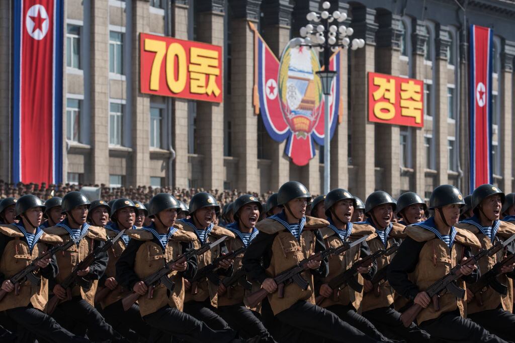 Militares de Corea del Norte desfilan ante el palacio en Pyongyang