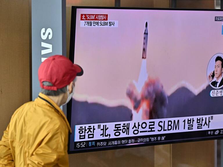Personas ven en televisión la noticia del disparo de misiles norcoreanos