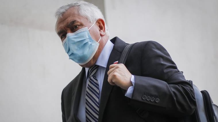 22 de julio del 2021/SANTIAGOEl ministro de Salud, Enrique Paris, llega al Palacio de La Moneda.
FOTO: SEBASTIAN BELTRAN GAETE/AGENCIAUNO
