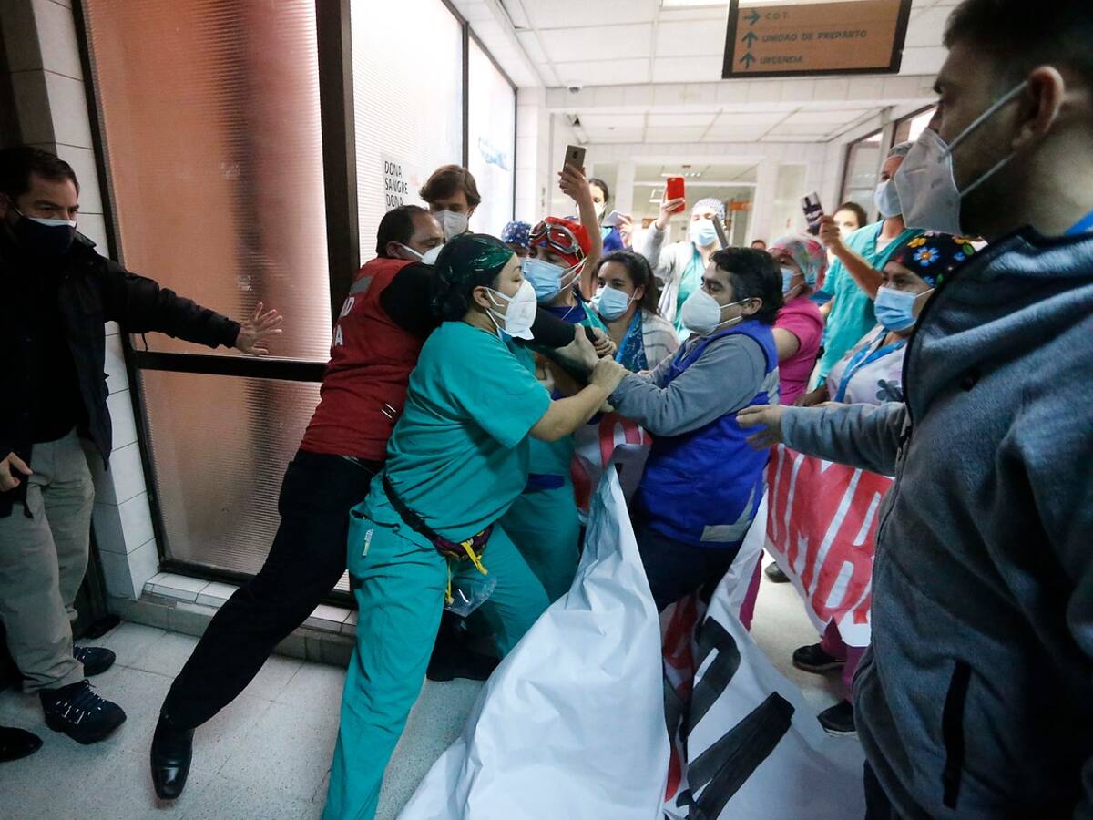 Con protestas recibieron a ministro Enrique Paris en el Hospital San José