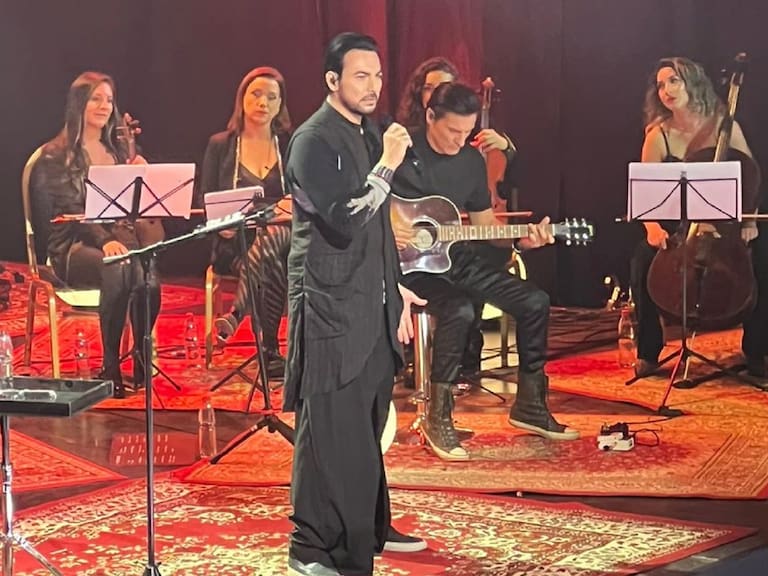 Una polera icónica y una inesperada aparición: Así fue el íntimo show con que Beto Cuevas celebró el unplugged de La Ley