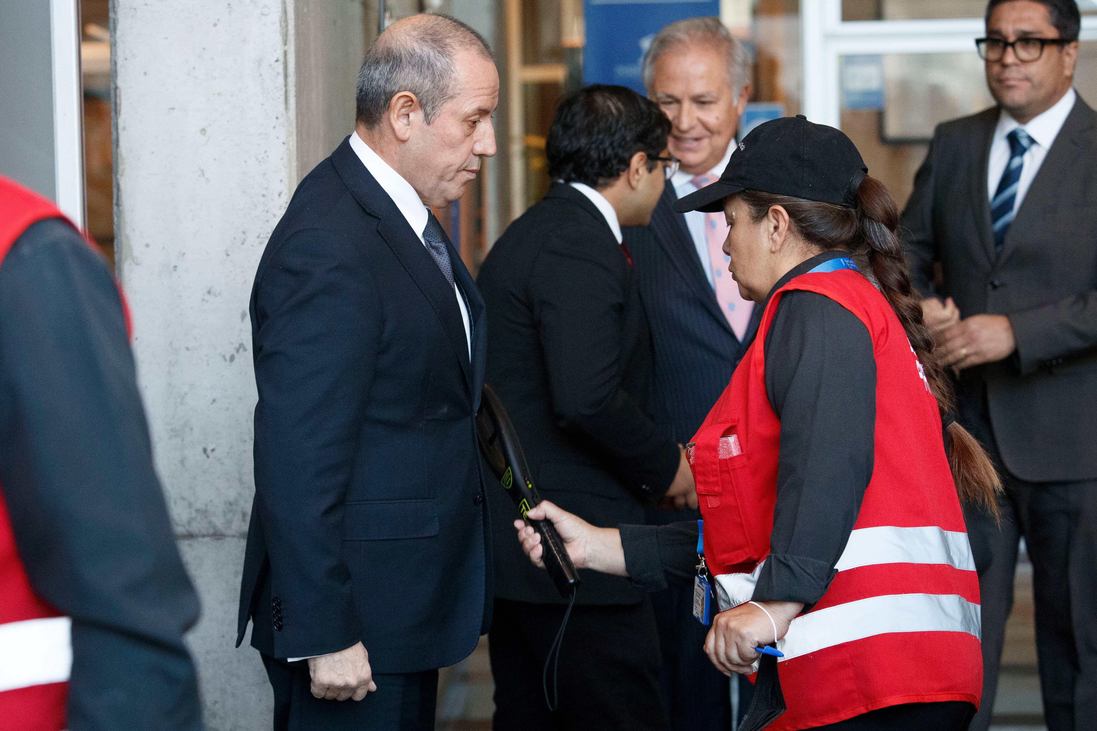 Agencia Uno | El exdirector de la PDI, Sergio Muñoz, llega al Centro de Justicia para su formalización