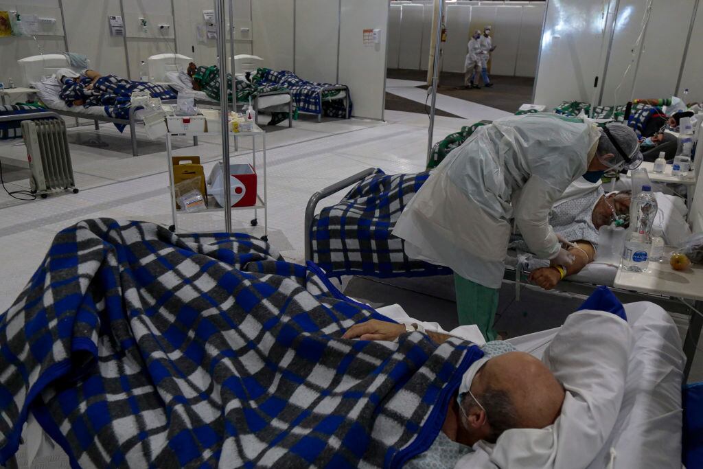 Médicos atienden a pacientes del Covid-19 en un hospital de campaña